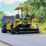¡Avanza el asfaltado en Canelos! Continúan los trabajos en la vía La Cuya–Puerto Tzazapi
